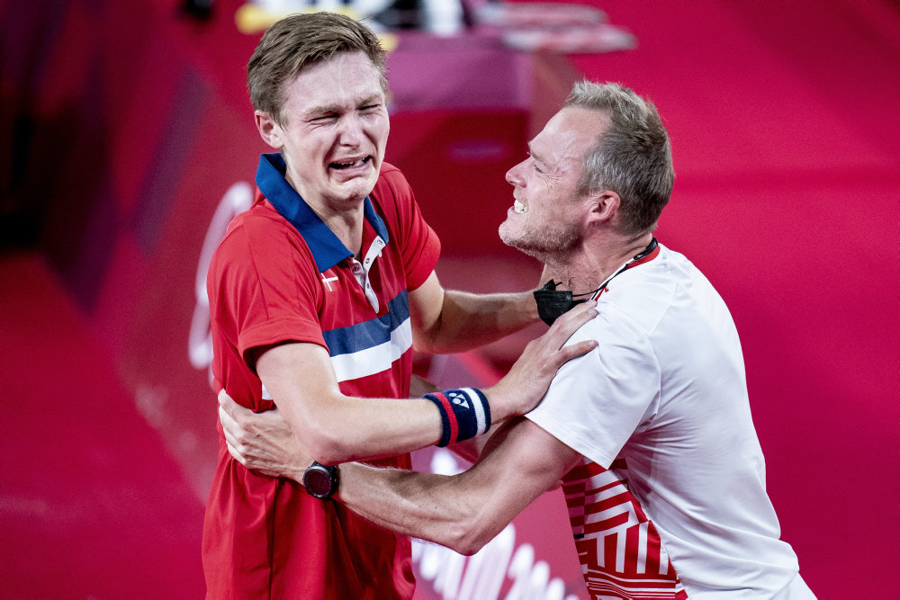 Landstræner ledsager badmintonspillere Axelsen og Antonsen til De Olympiske Lege.