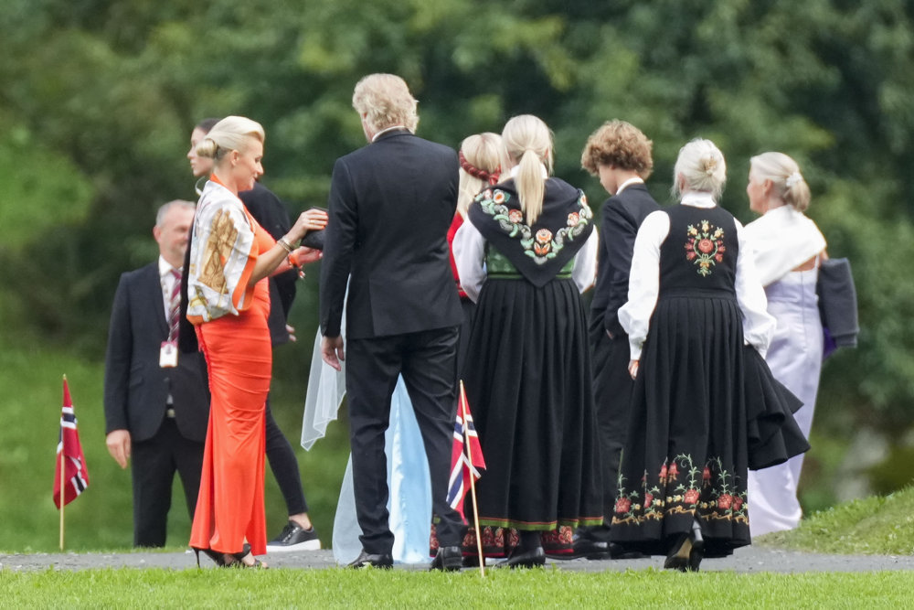 Gæster ankommer på rød løber til kongeligt bryllup i Norge